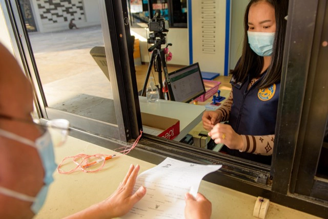 อ.สิรินธรให้บริการทำบัตรผ่านแดนชั่วคราว"ช่องเม็ก"ไวแค่ 3 นาที