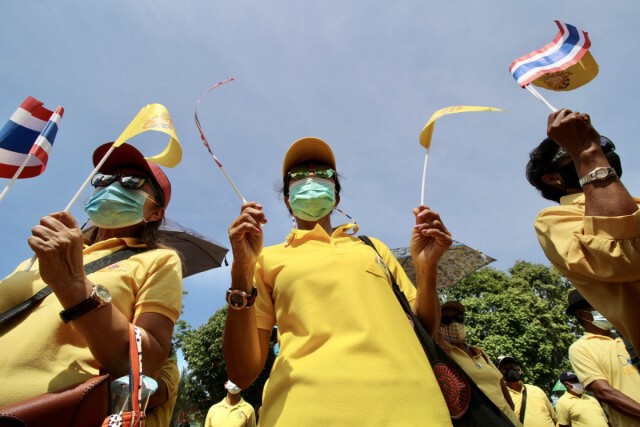 มวลชน 300 คน เรียกร้องตรวจสอบกลุ่มจาบจ้วงสถาบัน