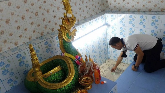 แห่ชมรอยพญานาคโผล่ใต้พระธาตุศรีมหาโพธิ์