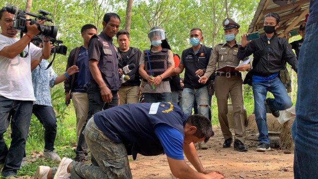 คุมตัวหนุ่มลาวมือมีดฆ่าโหด3ศพ คาสวนยางพาราทำแผน
