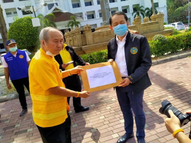 มวลชน 300 คน เรียกร้องตรวจสอบกลุ่มจาบจ้วงสถาบัน