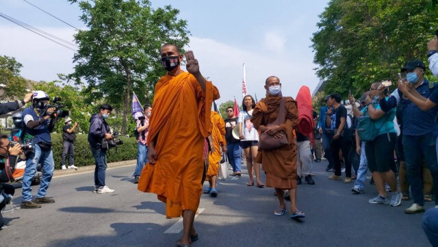 ม็อบมาแล้วให้พระเดินชู 3 นิ้วนำขบวนจัดถ่ายรูปแบบคณะรัฐมนตรี