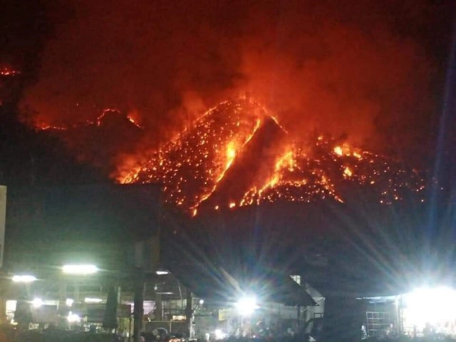 เปิดภาพไฟป่าเผาดอยสะเมิงยังกับเหตุการณ์ภูเขาไฟปะทุในต่างประเทศ เจ้าหน้าที่เร่งระดมสกัดสูญกว่า50 ไร่