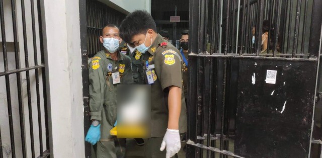 ผู้ต้องหาหลบมุมอับผูกคอเสียชีวิตในห้องขังโรงพัก