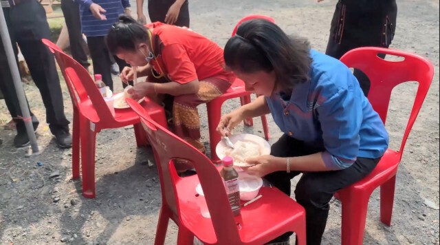 สุดมันส์ แข่งกินขนมจีน น้ำปลาร้าต้มสุก