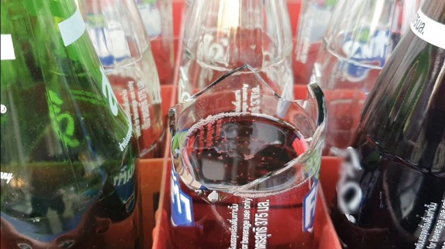 ร้อนจัดขวดน้ำอัดลมระเบิดเศษแก้วกระจาย