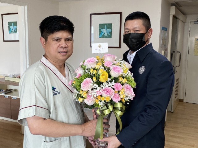 แรมโบ้ปลื้ม ! "ลุงตู่" ส่งดอกไม้เยี่ยมอาการป่วย ขอบคุณผู้บังคับบัญชาที่ใส่ใจลูกน้องถึงเพียงนี้