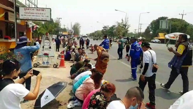ศรัทธาเนืองแน่นรับ "หลวงตาชื่น"