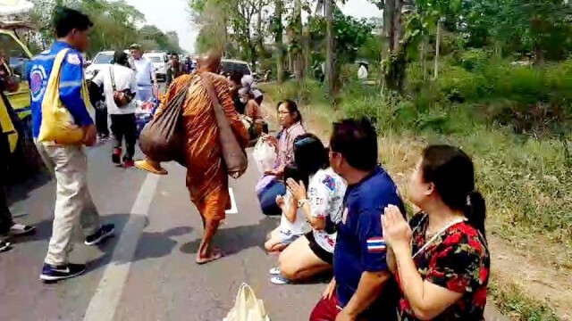 ศรัทธาเนืองแน่นรับ "หลวงตาชื่น"