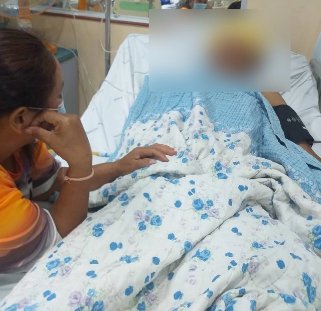 วอนตำรวจจับคนร้ายรุมแทงลูกชายกลางแยกไฟแดง