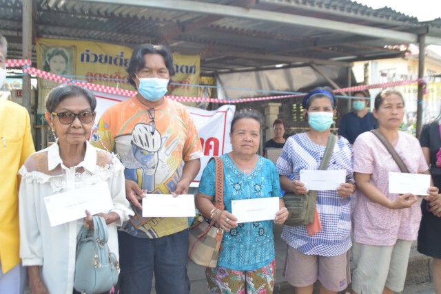 เทศบาลมอบเงินช่วยเหลือเพลิงไหม้ 5 ครอบครัว