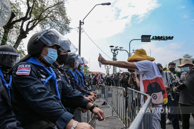 ตร.เตรียมตรวจสอบภาพเหตุการณ์ชุมนุมสะพานชมัยมรุเชฐ-จ่อดำเนินคดีหลายข้อหา