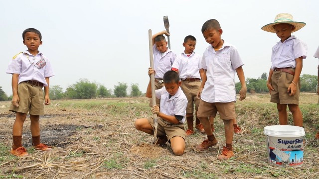 ชื่นชมทั้งโชเชียล ครูมอบประกาศเกียรติคุณนักเรียนจับปูนาเก่ง