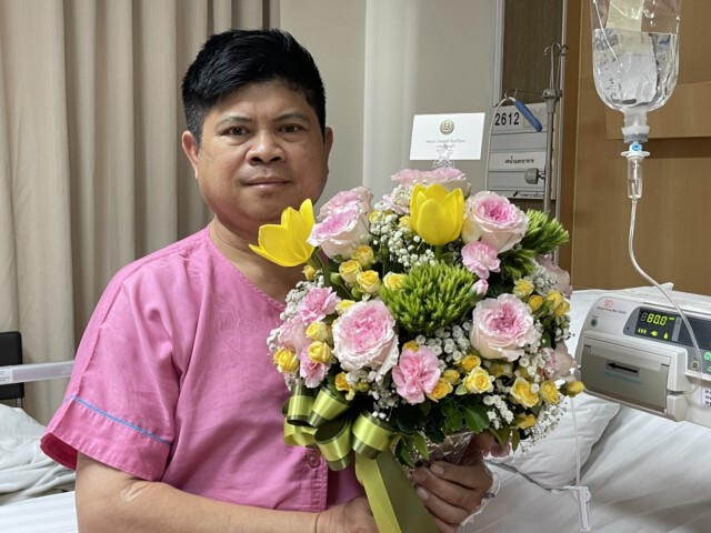 แรมโบ้ปลื้ม ! "ลุงตู่" ส่งดอกไม้เยี่ยมอาการป่วย ขอบคุณผู้บังคับบัญชาที่ใส่ใจลูกน้องถึงเพียงนี้