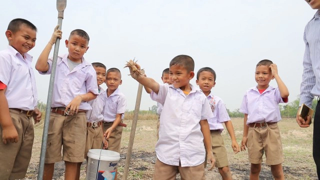ชื่นชมทั้งโชเชียล ครูมอบประกาศเกียรติคุณนักเรียนจับปูนาเก่ง