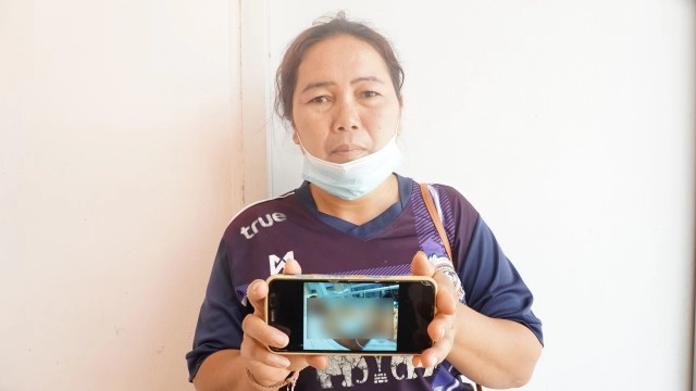 วอนตำรวจจับคนร้ายรุมแทงลูกชายกลางแยกไฟแดง