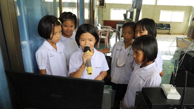 ชื่นชมทั้งโชเชียล ครูมอบประกาศเกียรติคุณนักเรียนจับปูนาเก่ง