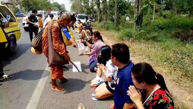 ศรัทธาเนืองแน่นรับ "หลวงตาชื่น"