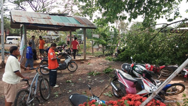 พายุฤดูร้อนมาอีกระลอก  ถล่มบ้านเรือนปักธงชัยพังยับ