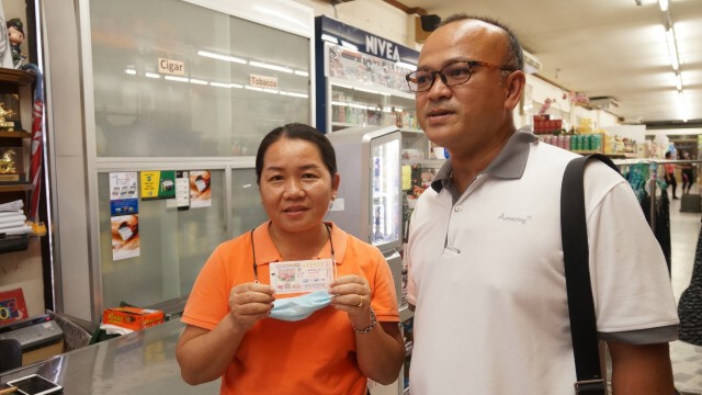 พนักงานร้านค้าส่ง เฮลั่นถูกรางวัลที่ 1 รับ 6 ล้าน