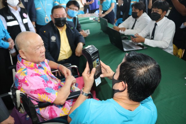 รมว.พัฒนาสังคมฯ พบปะเยี่ยมเยียนกลุ่มเปราะบาง 47 ราย