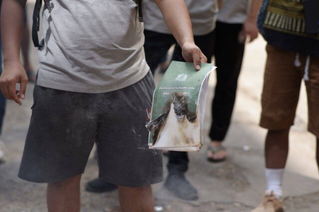 เมียนมา ผุดแคมเปญ เผารัฐธรรมนูญฉบับกองทัพ