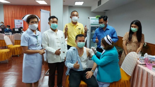 ผู้ว่าฯเพชรบูรณ์ประเดิมฉีดวัคซีนโควิด เป็นคนแรก