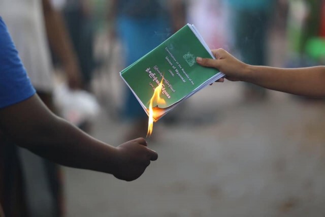 เมียนมา ผุดแคมเปญ เผารัฐธรรมนูญฉบับกองทัพ