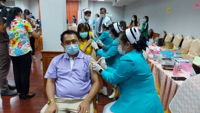 ผู้ว่าฯเพชรบูรณ์ประเดิมฉีดวัคซีนโควิด เป็นคนแรก