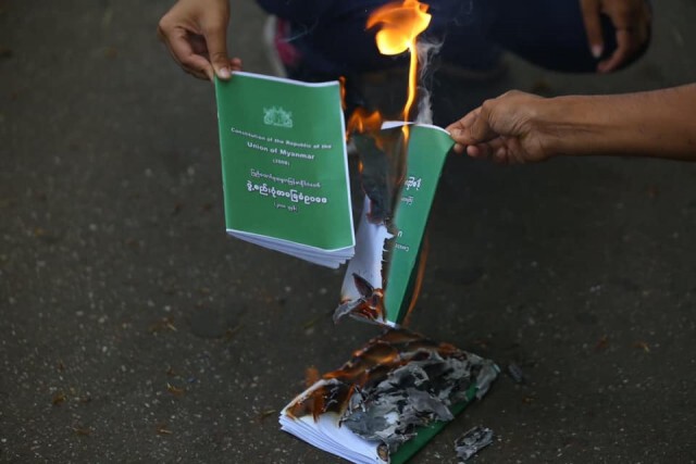 เมียนมา ผุดแคมเปญ เผารัฐธรรมนูญฉบับกองทัพ