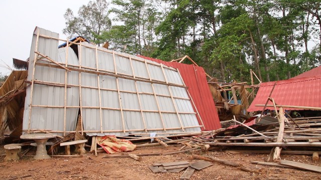 วงจรปิดบันทึกภาพนาทีพายุพัดร้านค้า ทางจังหวัดเร่งช่วยเหลือ