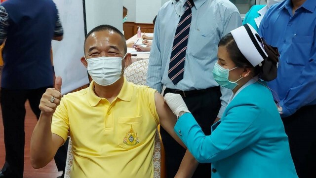 ผู้ว่าฯเพชรบูรณ์ประเดิมฉีดวัคซีนโควิด เป็นคนแรก