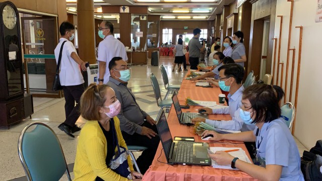 รองผู้ว่าฯประเดิมฉีดวัคซีนโควิดรอบแรก