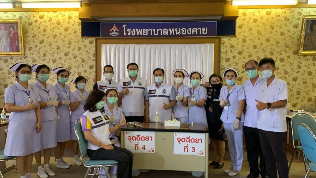 รองผู้ว่าฯประเดิมฉีดวัคซีนโควิดรอบแรก