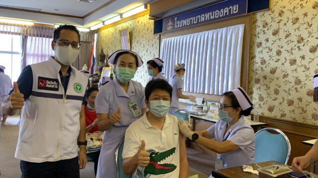 รองผู้ว่าฯประเดิมฉีดวัคซีนโควิดรอบแรก