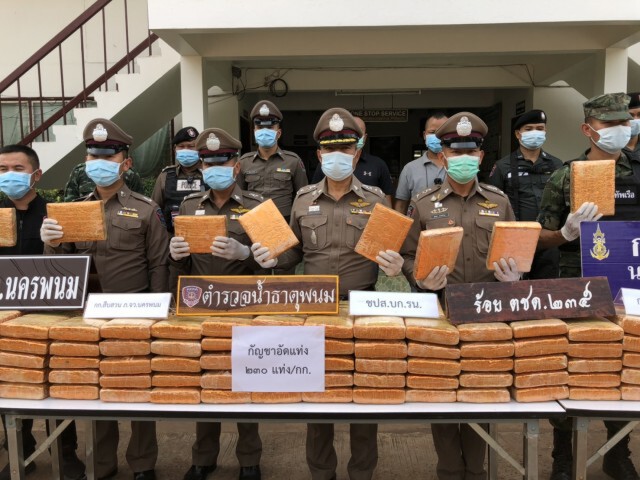 ตร.จู่โจมสกัดจับหนุ่มขนกัญชากว่า 200 กิโล อ้างพิษโควิด