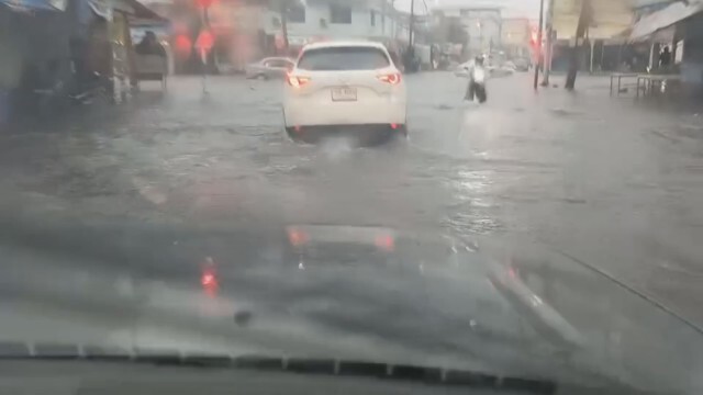ฝนถล่มเมืองอุดรตกติดต่อกันกว่า10ชั่วโมงท่วมถนน-ชุมชน