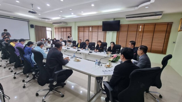 ล้อมคอก"นักเรียน"วิวาท-จี้ขับผู้สมรู้ร่วมคิด