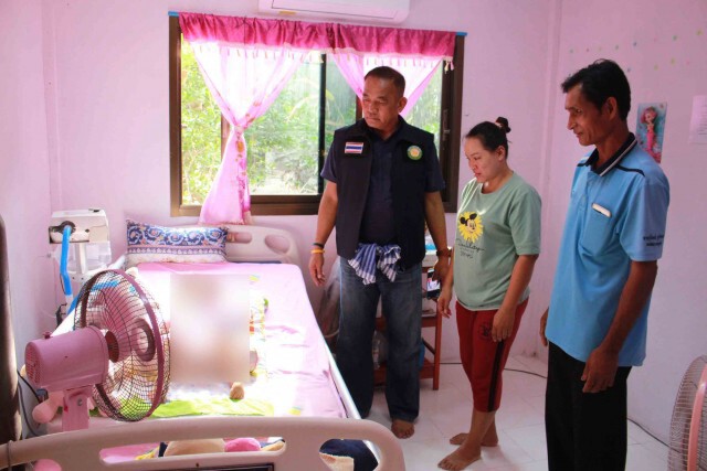 ดูแลลูกให้ถึงที่สุด เผาถ่านขายหาเงินรักษาน้องแป้งพิการติดเตียง