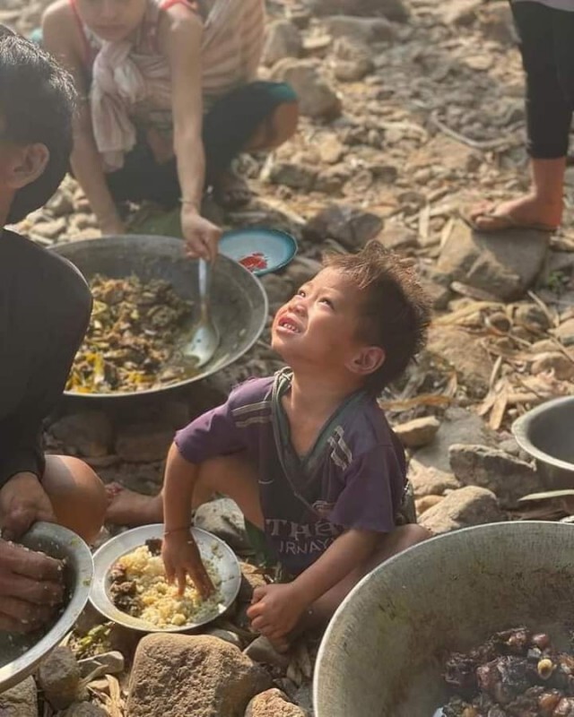 สุดสะเทือนใจ!! ผู้อพยพ-เด็กถือจานข้าวหนีเครื่องบินรบที่เมียนมา