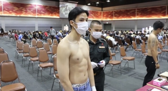 "แบงค์ ธิติ" ตรวจร่างกายไม่ผ่าน อดลุ้นใบดำใบแดง