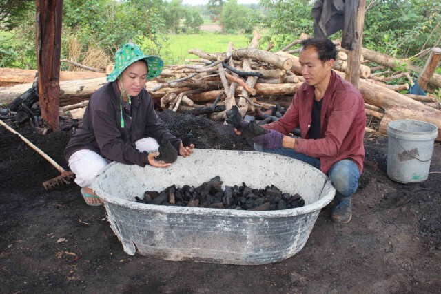 ดูแลลูกให้ถึงที่สุด เผาถ่านขายหาเงินรักษาน้องแป้งพิการติดเตียง
