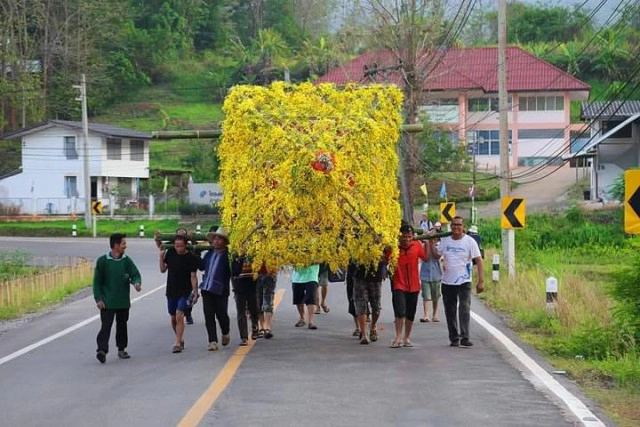 ชวนเที่ยวเทศกาลแห่ต้นดอกไม้สืบสานประเพณีสงกรานต์