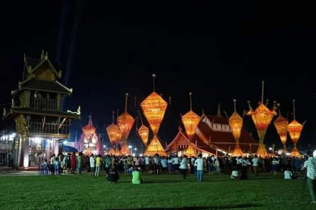 ชวนเที่ยวเทศกาลแห่ต้นดอกไม้สืบสานประเพณีสงกรานต์