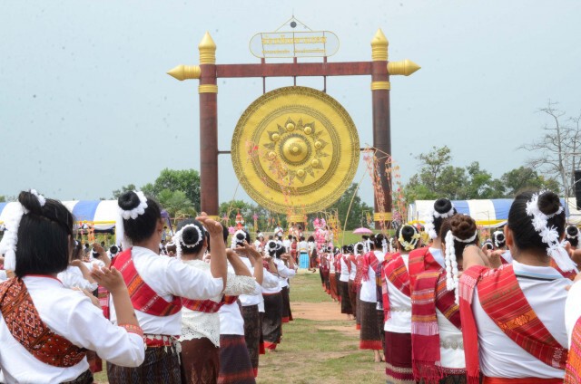 รำบวงสรวงฆ้องชัยใหญ่ศักดิ์สิทธิ์อธิษฐานขอความเป็นสิริมงคล