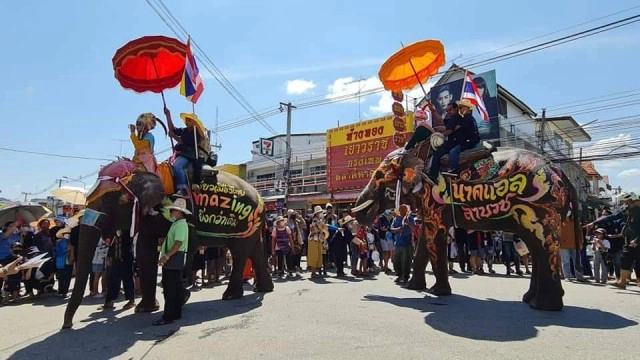 ชาวสุโขทัยแห่ชม"ช้างบวชนาค"ชาวไทยพวน