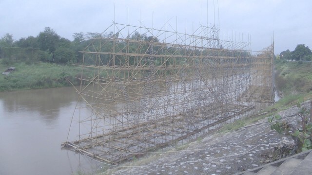 พายุฝนถล่มงานไหลเรือไฟ