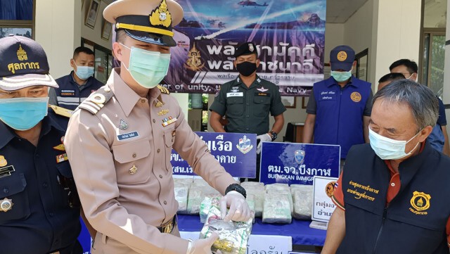 นรข.ยึดไอซ์ 36 กก.ลักลอบส่งกลางลำน้ำโขง