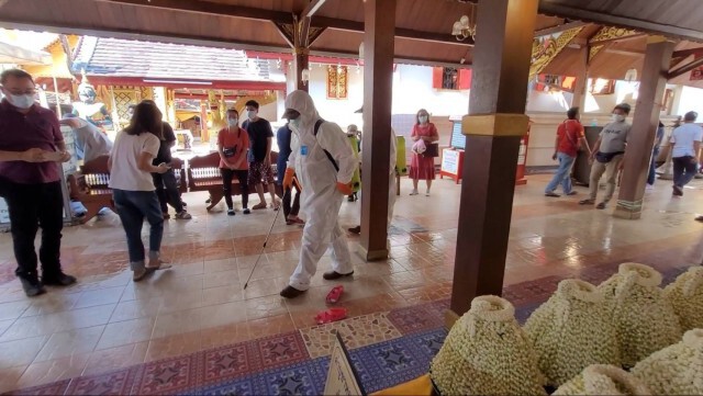 เร่งฆ่าเชื้อ"วัดพระธาตุดอยคำ"