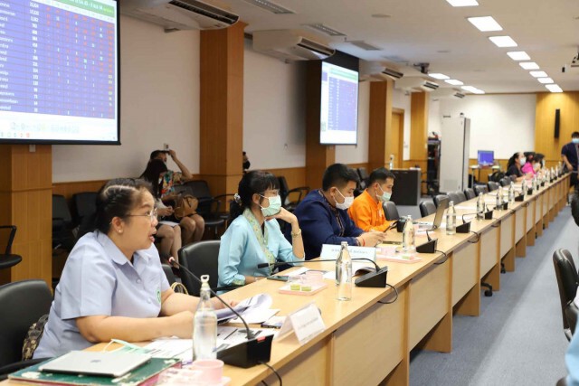 ส่งทีมอสม.พร้อม 4 ทหารเสือเคาะประตูบ้านคุมเข้มโควิด-19